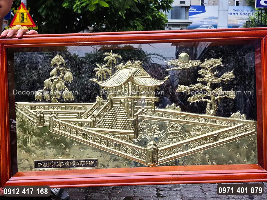 Nổi bật tr&ecirc;n nền sơn đen, họa tiết hoa văn được giữ m&agrave;u nguy&ecirc;n bản của đồng v&agrave;ng